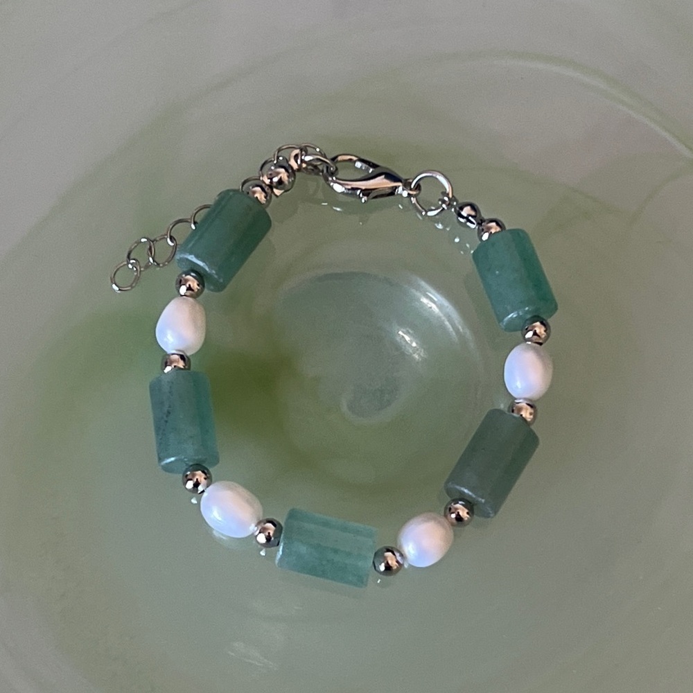 Elegant Green Aventurine and Pearl Bracelet